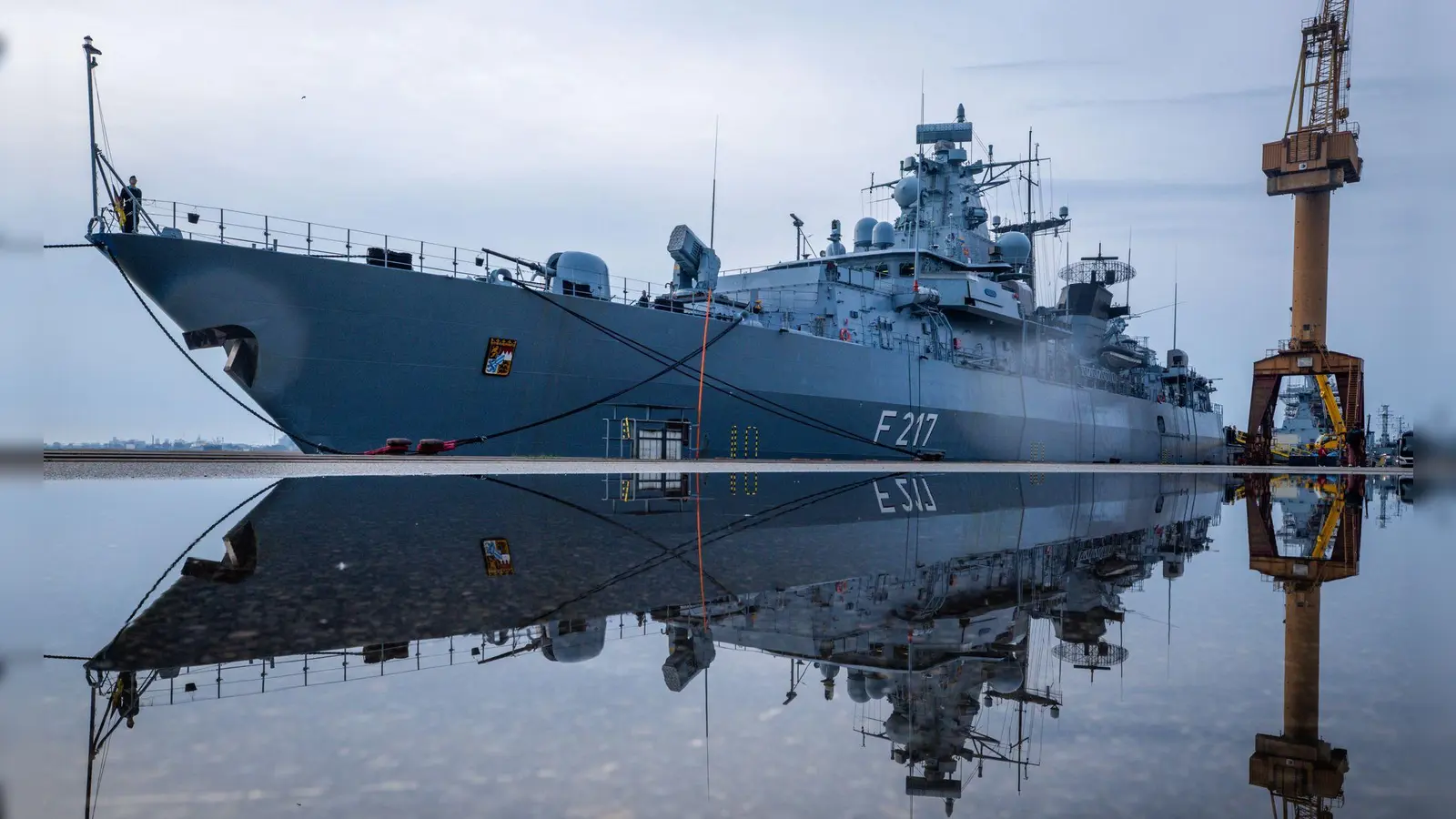 Die U-Boot-Jagdfregatte „Bayern“ liegt vor einer Übungsfahrt auf der Ostsee am Kai im Marinearsenal.  (Foto: Jens Büttner/dpa)