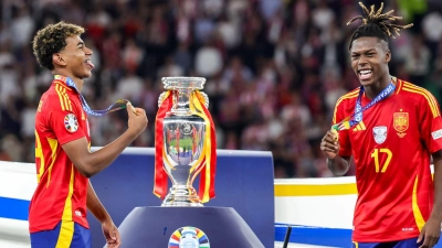 Die beiden spanischen Jungstars unter sich: Lamine Yamal (l) und Nico Williams haben die EM geprägt. (Foto: Christian Charisius/dpa)