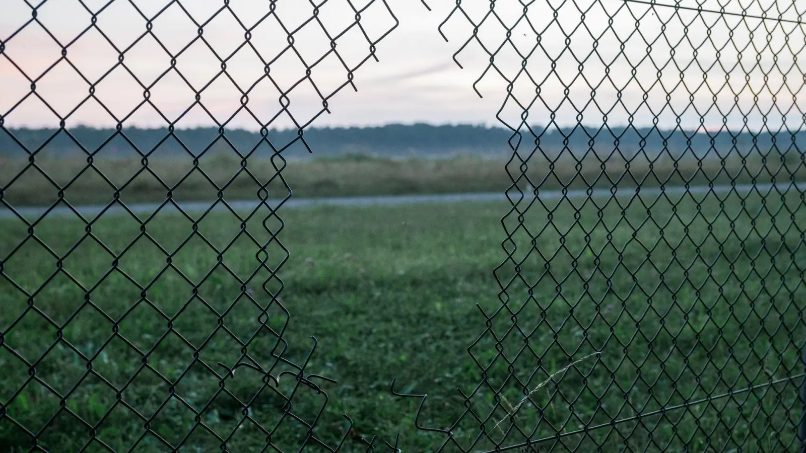 Gegen zwei Aktivisten, die sich im August vergangenen Jahres auf dem Rollfeld des Nürnberger Flughafens festgeklebt hatten, ist jetzt Anklage erhoben worden. (Archivbild) (Foto: Daniel Vogl/dpa)