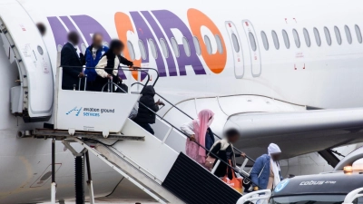 Im April wurden über das Resettlement-Programm Flüchtlinge aus Kairo per Flugzeug nach Hannover gebracht. (Archivbild) (Foto: Michael Matthey/dpa)