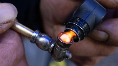 Meistens wird Crack in einer Pfeife geraucht, in seltenen Fällen wird es gespritzt. (Archivbild) (Foto: Boris Roessler/dpa)