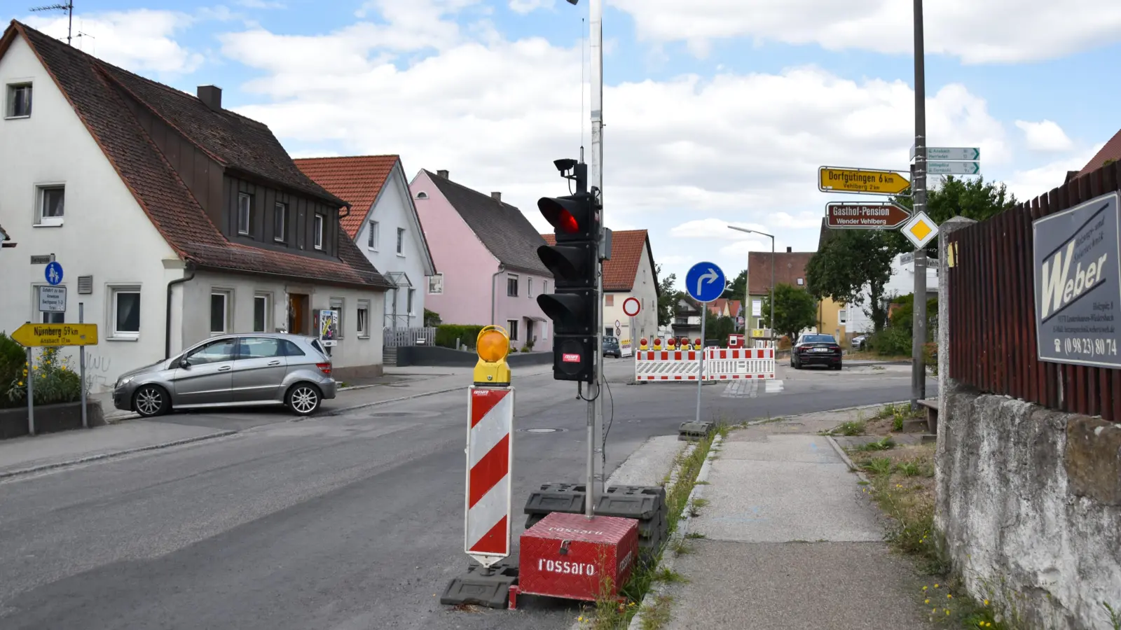 Noch ist die Ortsdurchfahrt Weinberg für den Durchgangsverkehr gesperrt. Nach Abschluss der Kanal- und Wasserleitungsarbeiten wird ab Montag, 3. August die Straße wieder für den Verkehr freigegeben.  (Foto: Werner Wenk)