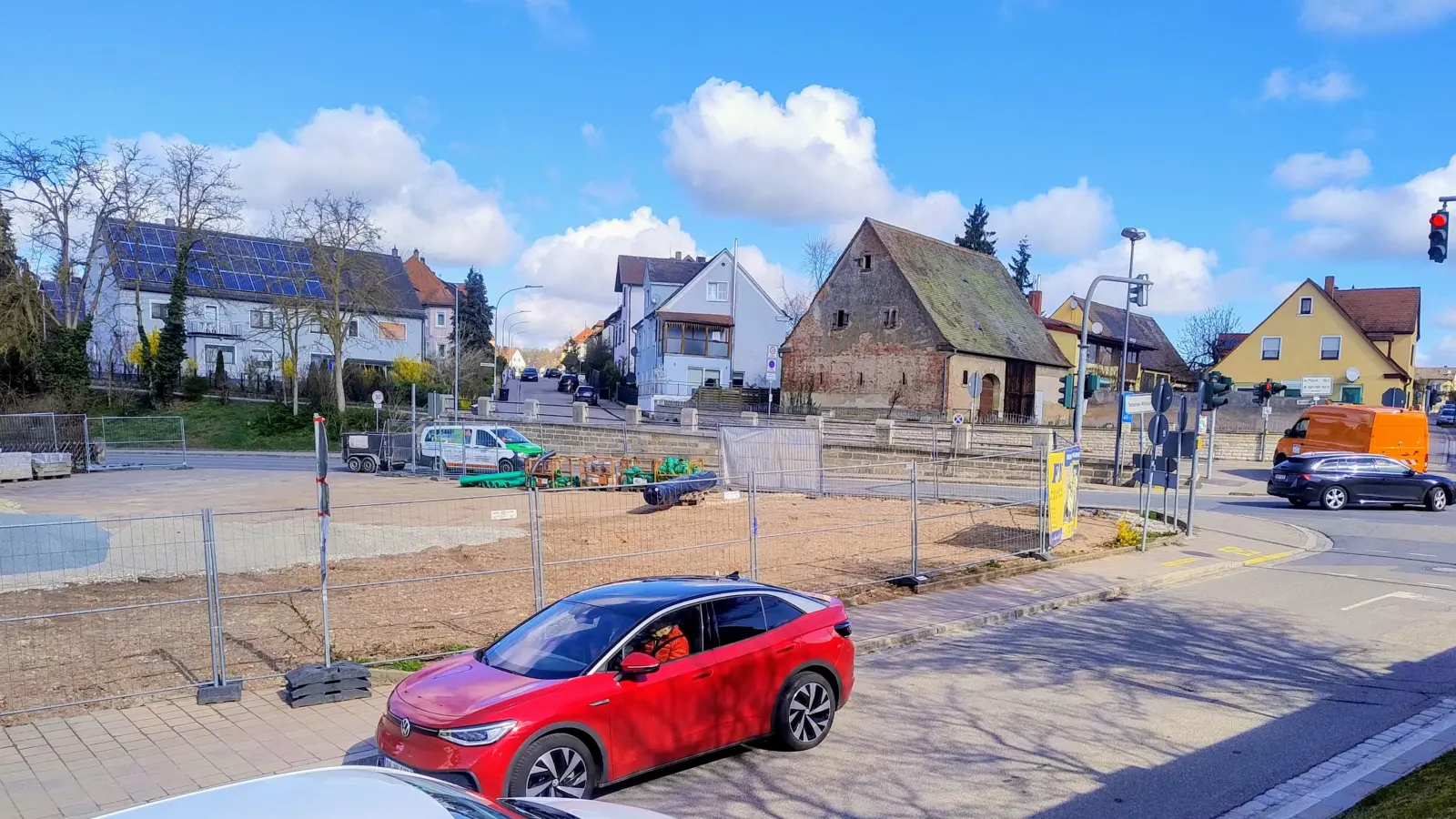 Unter der großen Freifläche an der Götz-Kreuzung soll ein Regenrückhaltebecken entstehen. Wie der Platz dann oberirdisch genutzt wird, ist unklar. (Foto: Eckard Dürr)