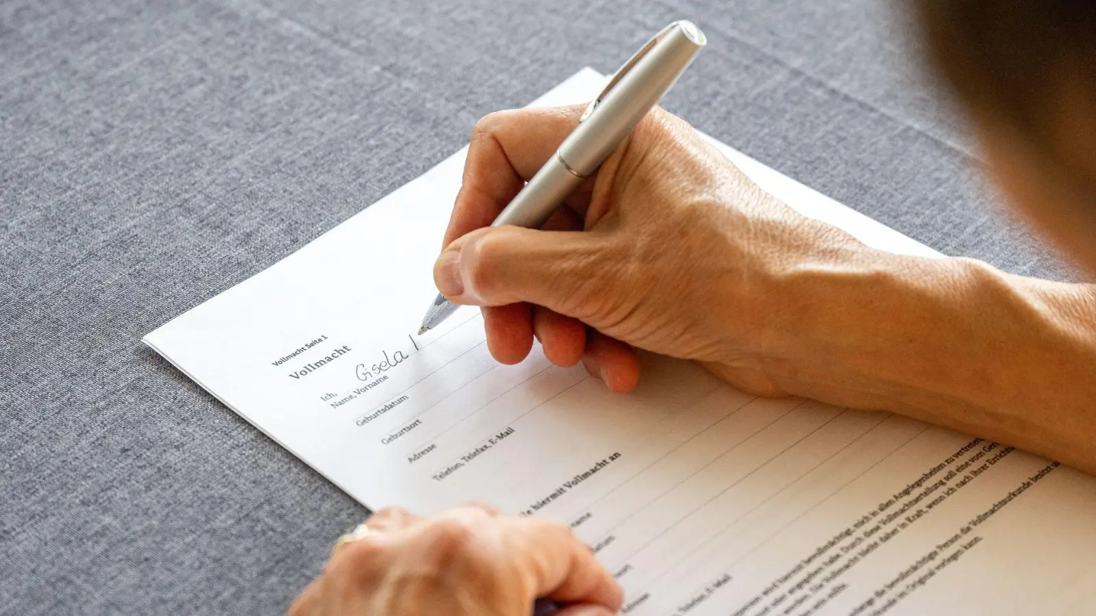 Mit einer Vollmacht können Depotinhaber anderen Entscheidungsgewalt über deren Vermögen einräumen. Verschieben können Bevollmächtigte das Ersparte allerdings nicht. (Foto: Benjamin Nolte/dpa-tmn)