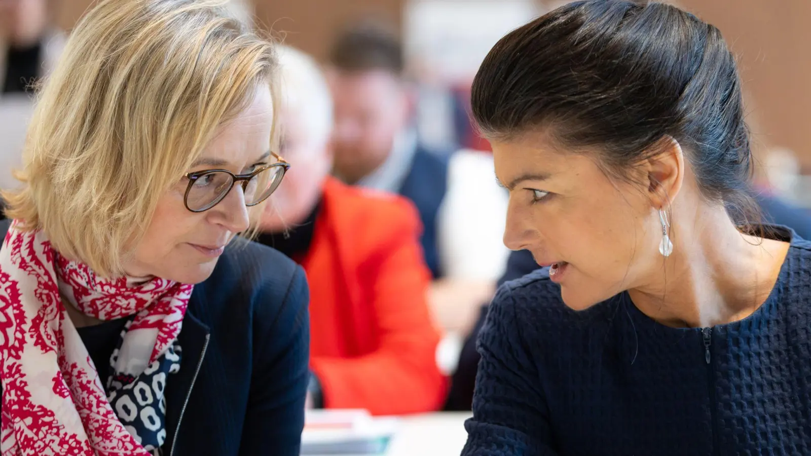 Thüringens BSW-Chefin Katja Wolf und Parteigründerin Sahra Wagenknecht zeigten sich nach einem Streit im Zuge der Koalitionsverhandlungen nun bei einem Landesparteitag versöhnlich.  (Foto: Michael Reichel/dpa)