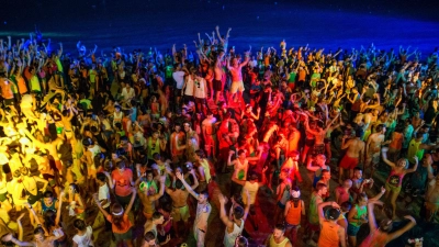 Bis zu 30.000 Gäste nehmen jeden Monat an der Full Moon Party in Koh Phangan teil. (Archivbild) (Foto: picture alliance / dpa)