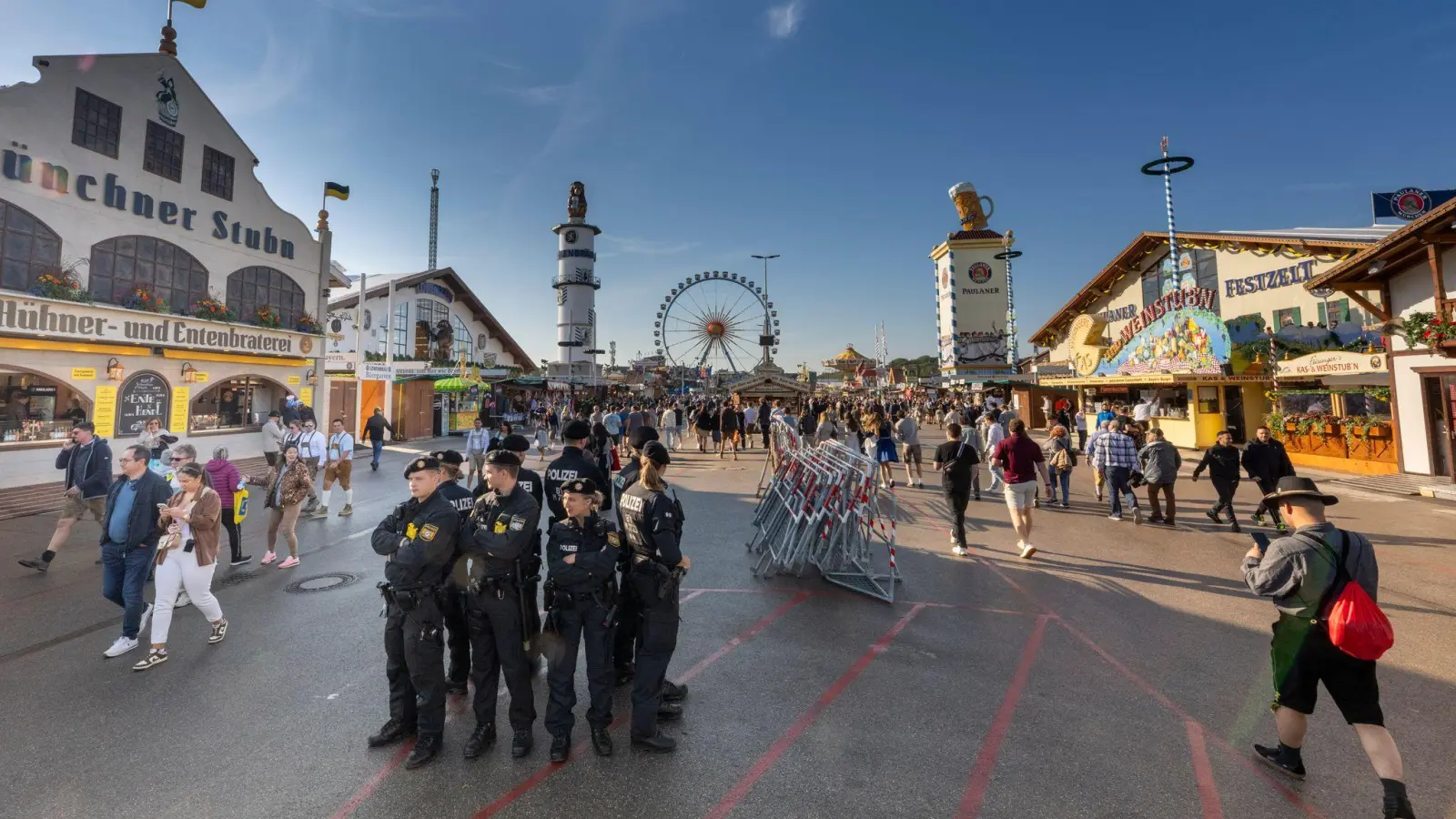14 große Wiesn-Zelte gibt es, dazu kleine und die auf der Oidn Wiesn. (Archivfoto) (Foto: Peter Kneffel/dpa)