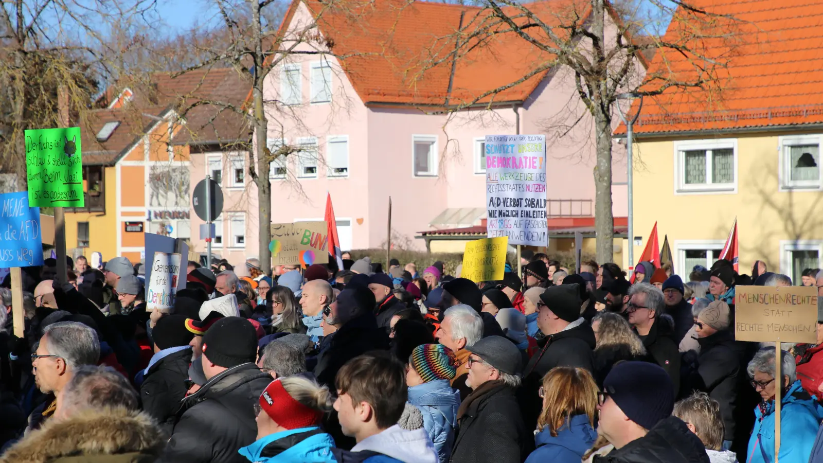 Dicht gedrängt standen die Menschen am Sonntag am Sternplatz bei der Kundgebung, die sich gegen ein weiteres Erstarken der Kräfte am rechten politischen Rand wandte. (Foto: Alexander Biernoth)