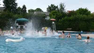 Viel Spaß hatten die jungen Leute bei der Pool-Party im Uffenheimer Freibad. Sie richtete sich ausschließlich an 14- bis 25-Jährige. (Foto: Sylvia Fehlinger)