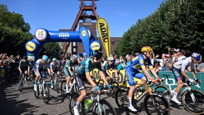 Die Radprofis starten in der Zeche Zollverein in Essen auf die erste Etappe der Deutschland Tour.  (Foto: Federico Gambarini/dpa)