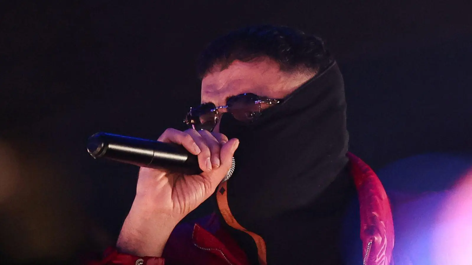 Der Rapper Haftbefehl ist mit seiner Doku derzeit in aller Munde. (Foto: Hannes P. Albert/dpa)