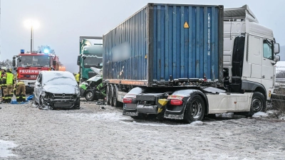 Auf der Autobahn 93 starben mindestens drei Menschen. (Foto: Jason Tschepljakow/dpa)