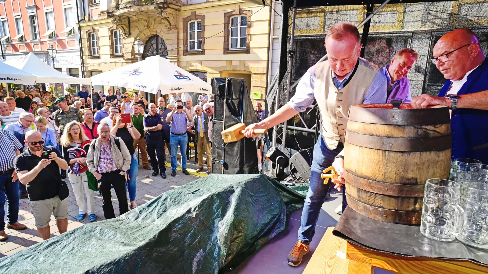 O´zapft is! Zwei Schläge genügten Oberbürgermeister Thomas Deffner beim offiziellen Eröffnungsakt für das Altstadtfest.  (Foto: Jim Albright)