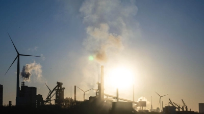 So schnell wie erhofft wird deutscher Stahl nicht grün, das heißt ohne CO2-Ausstoß hergestellt. (Symbolbild) (Foto: Sina Schuldt/dpa)