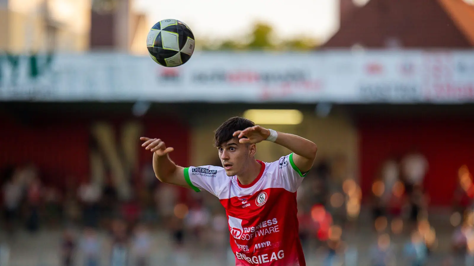 „Ich kann hier auf einem ganz ähnlichen Niveau wie in Ansbach Fußball spielen, das passt gut für mich“: Pepe Brekner im Trikot von Vorwärts Steyr, das in der Winterpause aufgerüstet hat. (Foto: Sabrina Waldbauer)