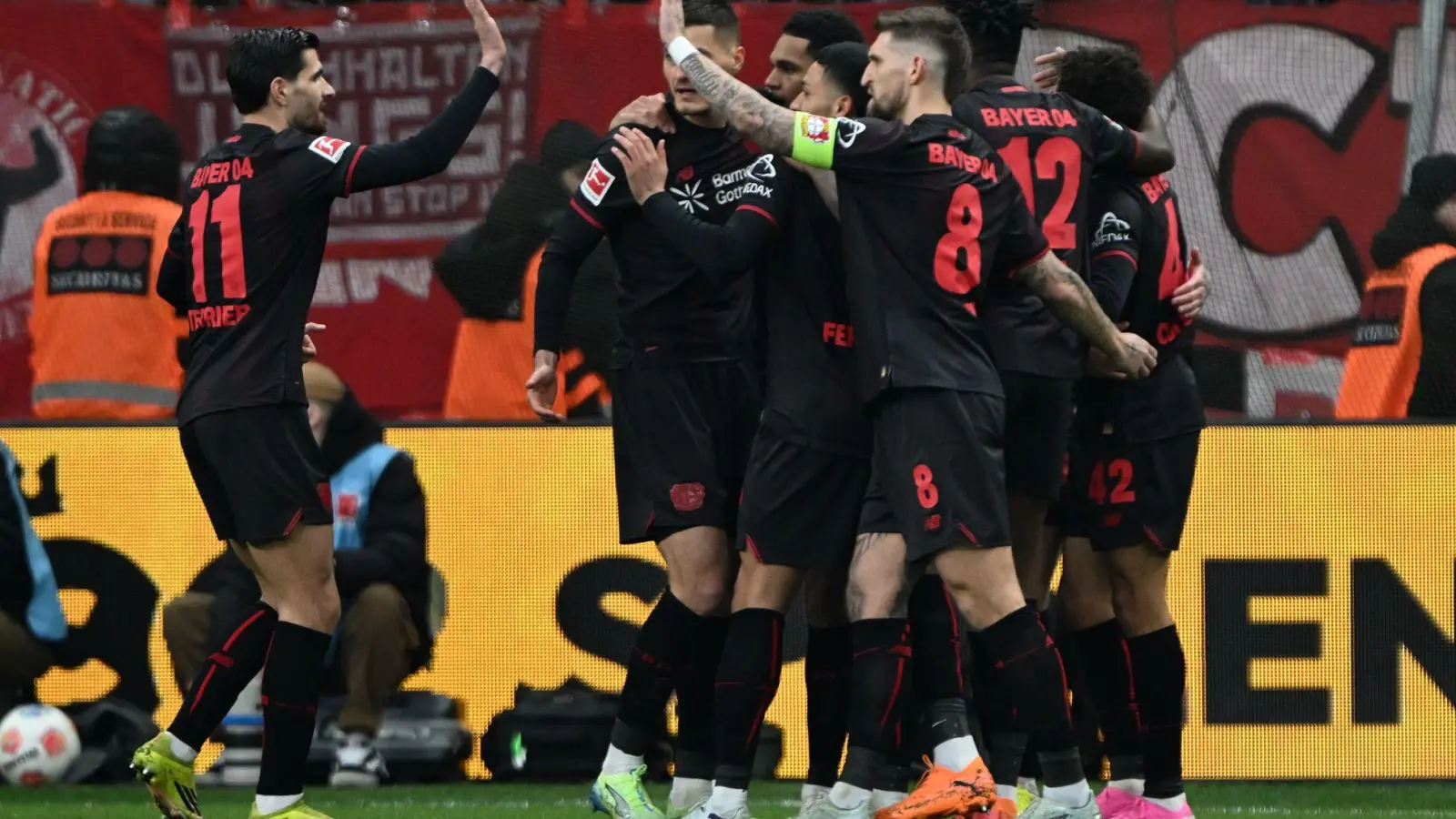 Lieferten ein starkes Spiel ab: Die Profis von Bayer Leverkusen. (Foto: Federico Gambarini/dpa)