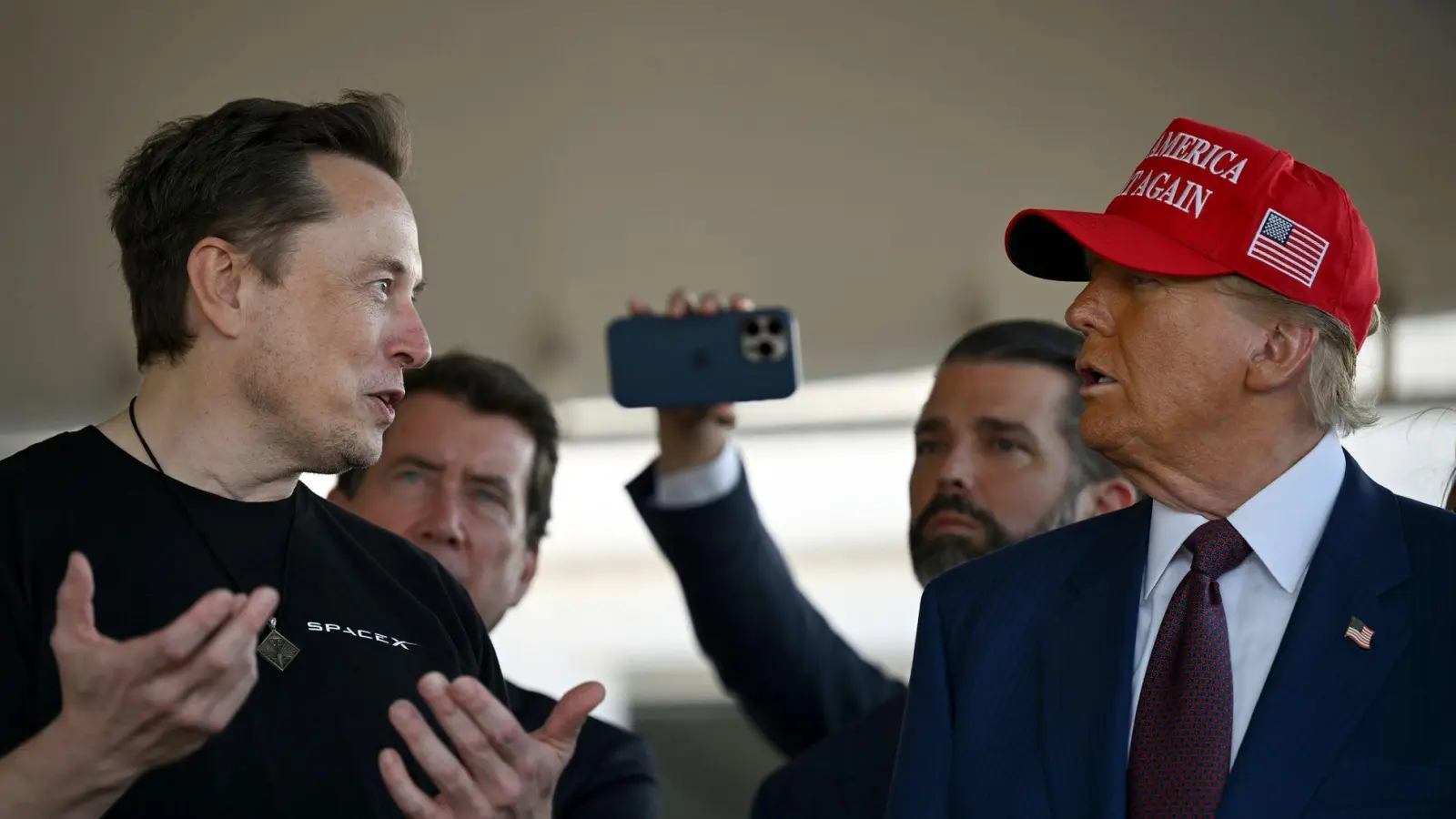 Ziemlich beste Freunde? Tech-Milliardär Elon Musk und der designierte US-Präsident Donald Trump.  (Foto: Brandon Bell/Getty Images North America Pool via AP/dpa)