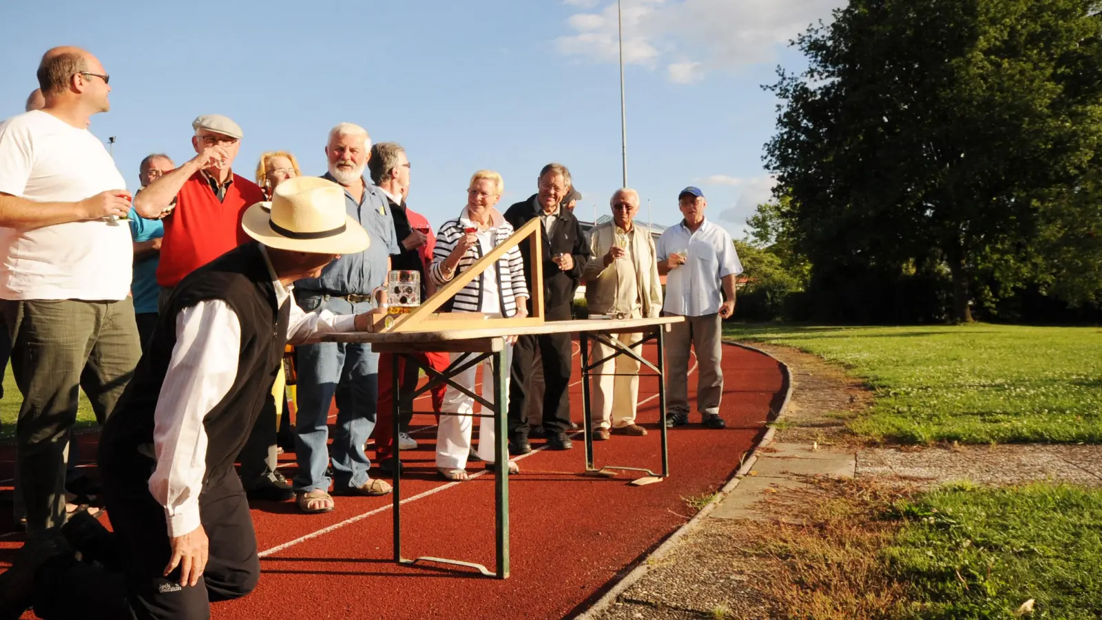 Klassische Methode: Mithilfe eines hölzernen Messdreiecks ermittelte Karlheinz Seyerlein (mit Hut) im Vereinsjubiläumsjahr 2012 beim Faustballturnier die aktuelle Höhe und die Stammdicke der „Turnfesteiche“ im Stadion von Leutershausen. (Archivbild: Ulrich Brühschwein)