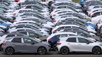 Die deutsche Industrie hat mehr Aufträge bekommen - auch im Autobau (Archivbild) (Foto: Hendrik Schmidt/dpa)