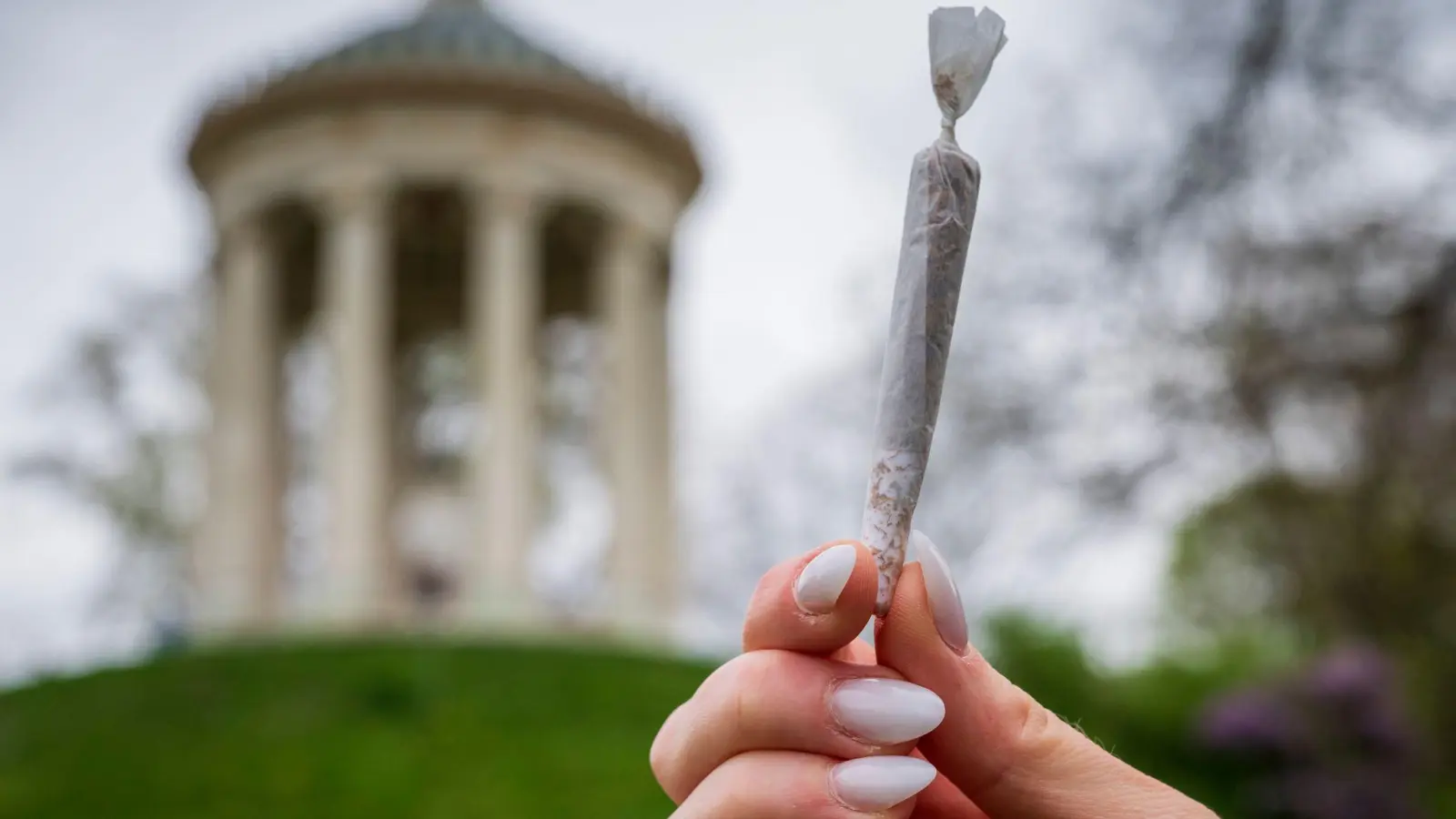 Kiffen muss im Englischen Garten laut Gericht erlaubt bleiben - zumindest im nördlichen Teil. (Symbolbild) (Foto: Peter Kneffel/dpa)