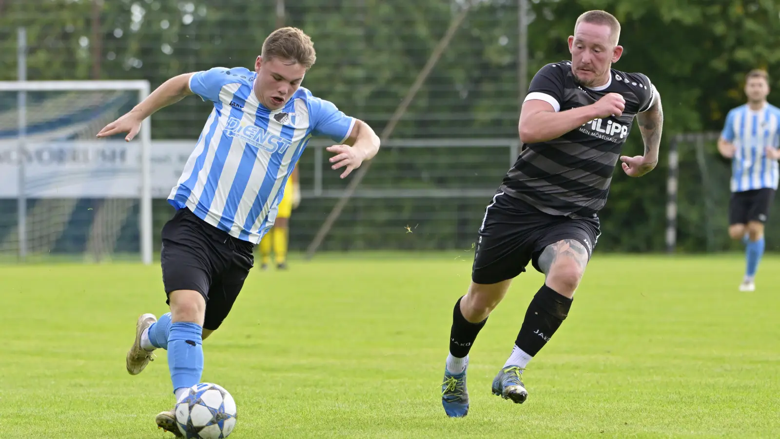 Luca Holzschuh (am Ball, hier in einem anderen Spiel) erzielte spät noch den Ausgleich für Ornbau-Weidenbach gegen Dietenhofen. (Archivbild: Martin Rügner)