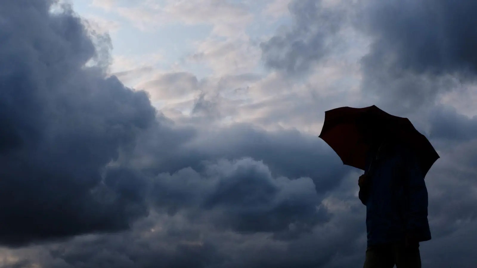 Beim Sonntagsspaziergang sollte je nach Region ein Regenschirm mitgenommen werden. (Archivfoto) (Foto: Martin Gerten/dpa)