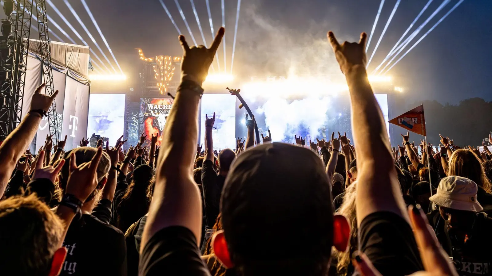 Party hard: Menschen mit Diabetes können genauso feiern wie andere – wichtig ist nur, dass sie ihren Glukosespiegel im Auge behalten. (Foto: Axel Heimken/dpa/dpa-tmn)