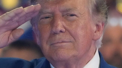 Trump sagt: „Wir haben die vollständige Kontrolle über die Straße von Hormus.“ (Foto: Mark Schiefelbein/AP/dpa)