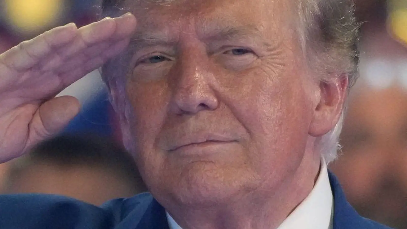 Trump sagt: „Wir haben die vollständige Kontrolle über die Straße von Hormus.“ (Foto: Mark Schiefelbein/AP/dpa)