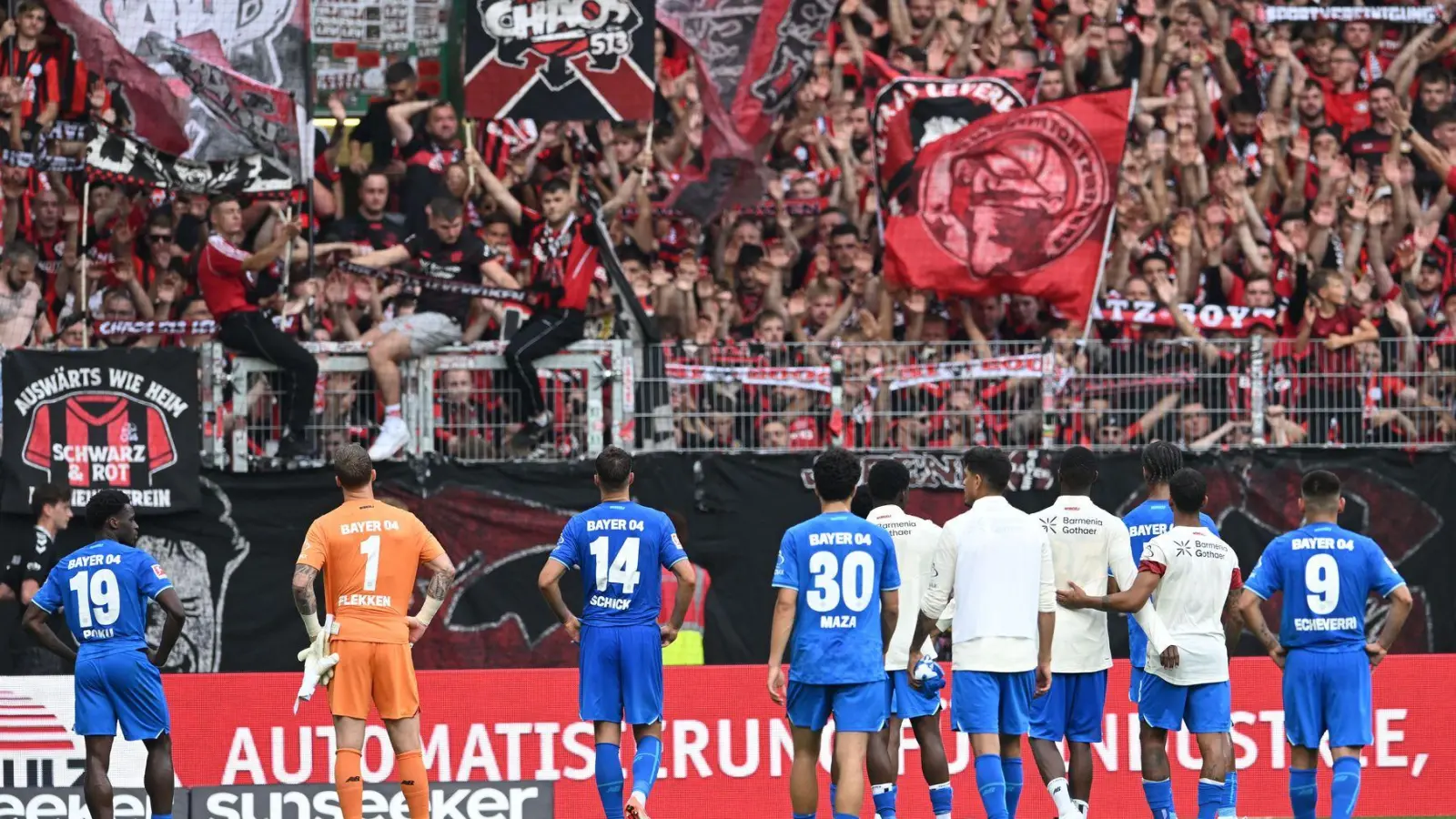 Große Enttäuschung: Leverkusens Spieler nach dem Schlusspfif. (Foto: Carmen Jaspersen/dpa)