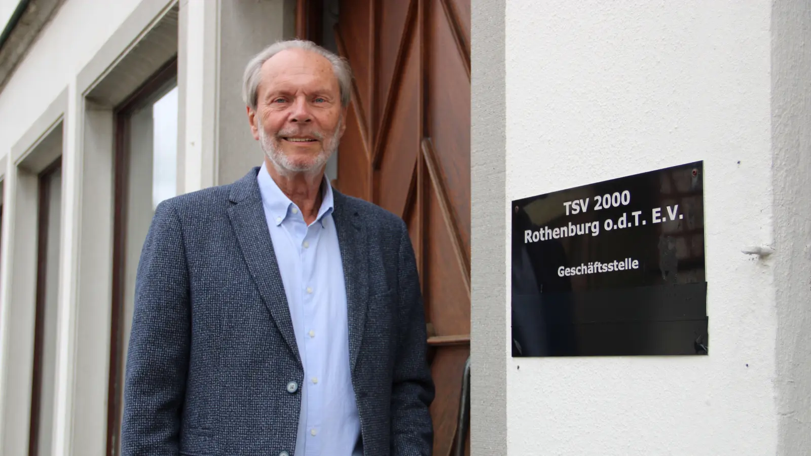 Verbunden seit Jahrzehnten: Dieter Kölle und der TSV 2000. Er war seit Gründung des Vereins – ein Zusammenschluss aus TV und ASV – der Vorsitzende gewesen. Im April ist er nicht mehr zu Wahl angetreten und hat die Schlüssel für die Geschäftsstelle abgegeben. Er ist jetzt Ehrenvorsitzender. (Foto: Clarissa Kleinschrot)