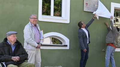 Peter Pöllet, Heinrich Klopp, Bürgermeister Anton Schiefer sowie Steinmetz Harald Schiffermüller (von links) bei der Enthüllung der Gedenktafel am Sugenheimer Schäferhaus. (Foto: Judith Marschall)