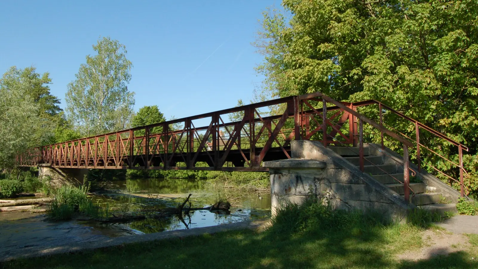 Der Abfallsteg über das Wörnitzwehr ist seit Jahren wegen Baufälligkeit gesperrt und sollte eigentlich im Zuge der Hochwasserfreilegung erneuert werden. Diese wird, wie es bei den Haushaltsberatungen hieß, vorerst aber nicht kommen. Ein entsprechender Mittelansatz für den Steg wurde daher zumindest für 2026 aus dem Etatentwurf wieder gestrichen. (Archivbild: Markus Weinzierl)
