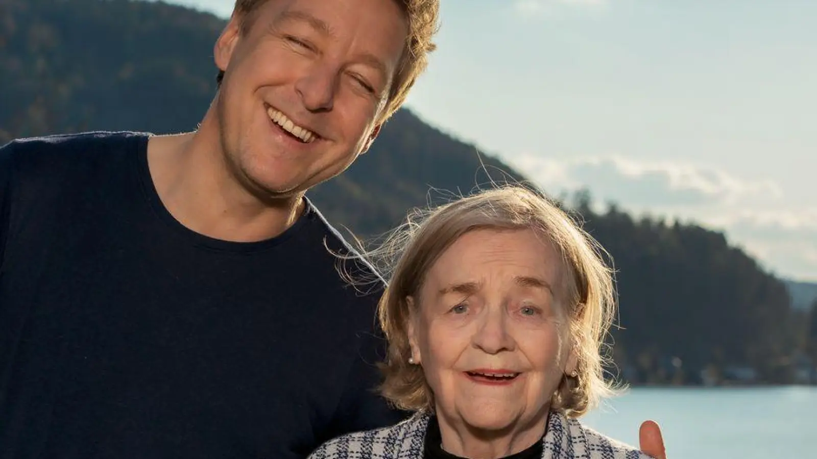 Schauspieler Max Müller und seine Mutter Mathilde: Beide haben heute Geburtstag.  (Foto: Martin Steinthaler/Agentur Presse-Partner Köln/dpa)