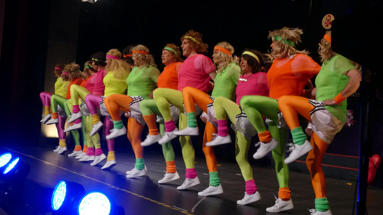 Die Mitglieder des Männerballetts waren nicht zu übersehen. Ihre Kostüme in Neonfarben überstrahlten alles und waren ein absoluter Blickfang. (Foto: Helmut Meixner)