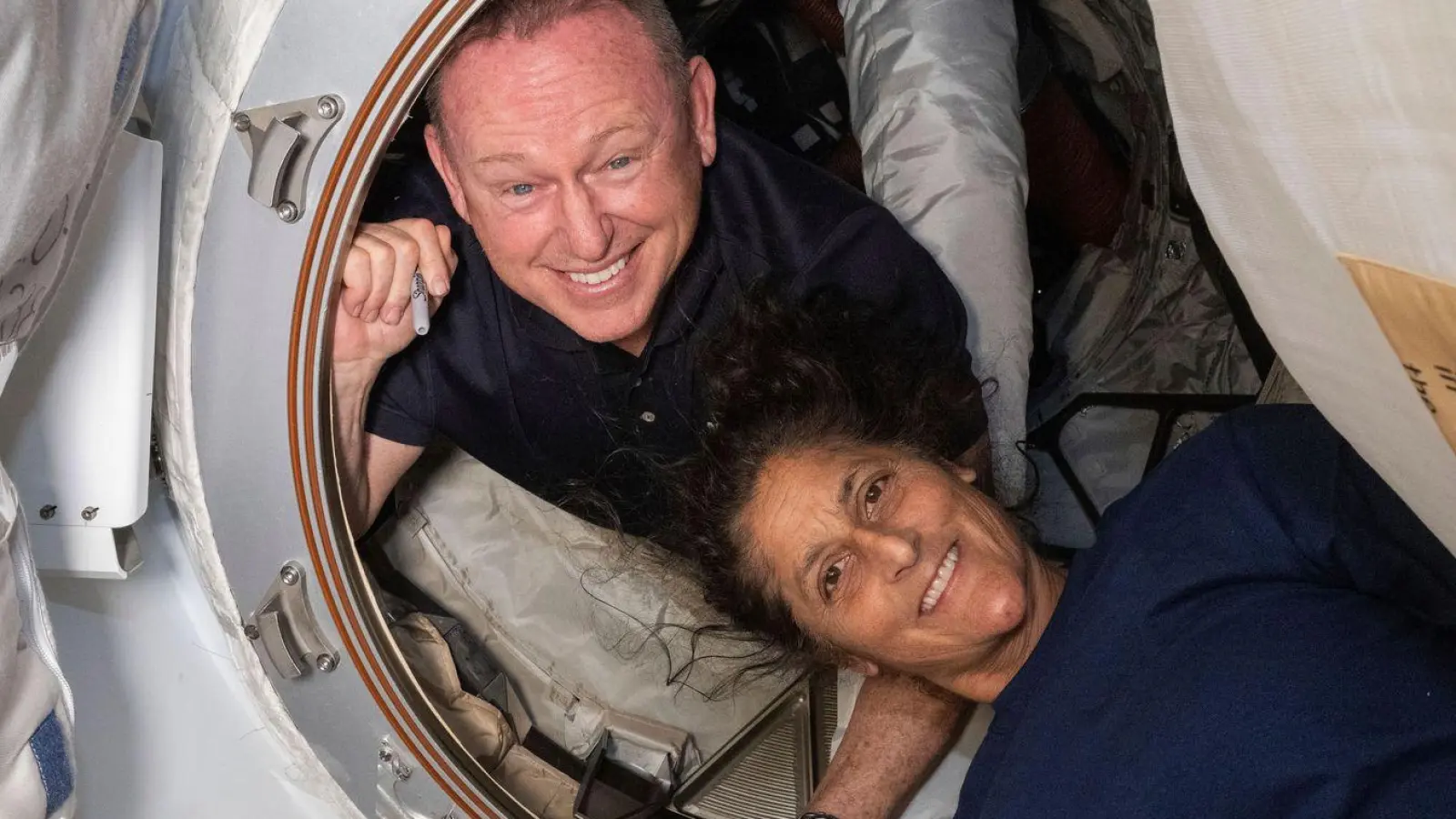 Barry Wilmore und Suni Williams gelten als erfahrene Astronauten. (Foto: Uncredited/NASA/AP/dpa)