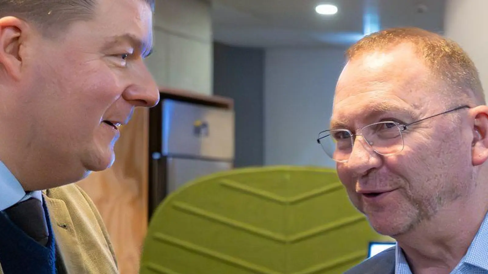 Zwischen Länder-Verhandlungsführer Andreas Dressel und Verdi-Chef Frank Werneke stimmt die Chemie. (Archivbild) (Foto: Soeren Stache/dpa)