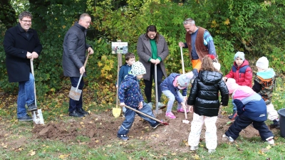 Ein besonders tüchtiger Spatenstich (von links): Tristan Schuh, OB Thomas Deffner, Kita-Leiterin Lina Leuchs und Initiator Andreas Sichermann schaufeln fleißig mit den Kindern. (Foto: Antonia Müller)