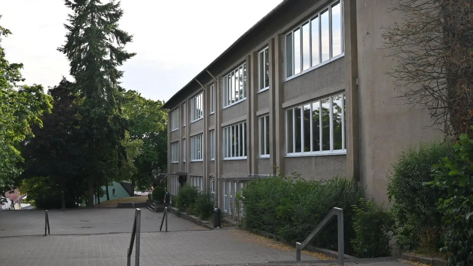 In die Jahre gekommen ist das Grundschulgebäude in Leutershausen. Es muss dringend saniert werden, doch auf absehbare Zeit fehlen der Stadt dafür die Mittel. (Foto: Wolfgang Grebenhof)