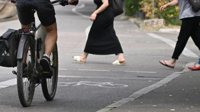 Beim Radfahren atmet man mehr Luft ein als beim Gehen. (Foto: Bernd Weißbrod/dpa)