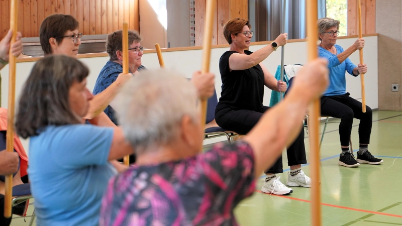 Bärbel Hautum (Zweite von rechts) leitet die Hockergymnastik an. Die Physiotherapeutin bringt dafür abwechslungsreiche Übungen mit in die Stunde. (Foto: Simone Hedler)