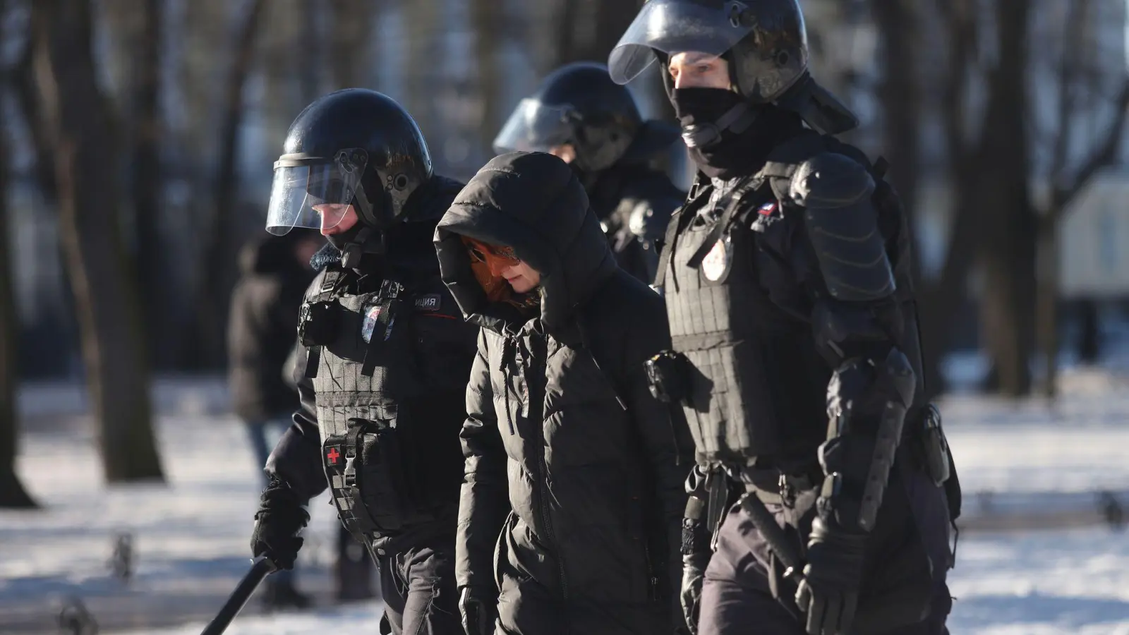 Polizeibeamte nehmen am Sonntag eine Demonstrantin in St. Petersburg fest. (Foto: Stringer/SOPA Images via ZUMA Press Wire/dpa)