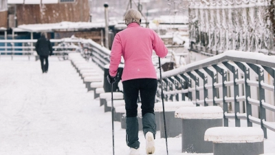 Loipen sind nicht zwingend nötig: Verschneite Wege, Parks oder Felder eignen sich perfekt für den Einstieg ins Langlaufen. (Foto: Zacharie Scheurer/dpa-tmn)