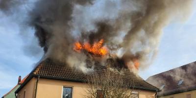 Aus dem Dachstuhl schlugen die Flammen. (Foto: Ulli Ganter)