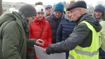 Andreas Buchner (in der Warnweste) und Rüdiger Eckhard (links) gewährten am Samstag in Wort und Bild Einblicke in die geplanten und bereits begonnen Bauvorhaben auf dem Landesgartenschau-Gelände. (Foto: Helmut Meixner)