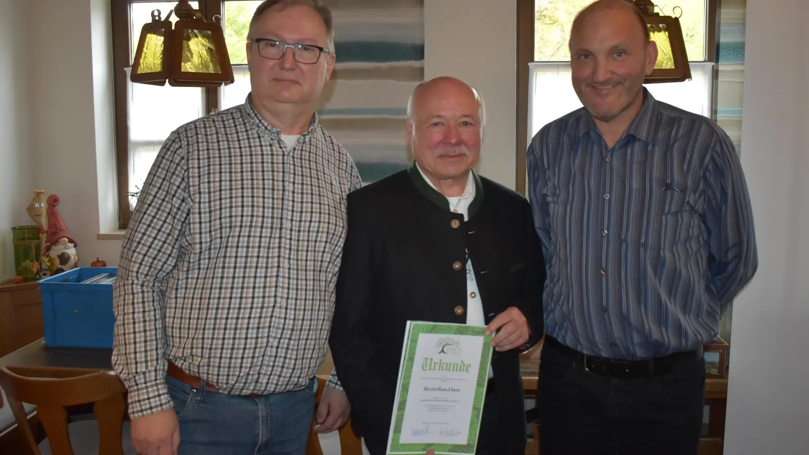 Hans Ebert (Mitte) wurde für sein herausragendes Wirken in der Erforschung der Heimat- und Familiengeschichte ausgezeichnet. Die Ehrenurkunde übergaben Edgar Hubrich (links) von der Deutschen Arbeitsgemeinschaft genealogischer Verbände sowie Gerhard Beck (rechts) von der Gesellschaft für Familienforschung in Franken. (Foto: Erich Herrmann)