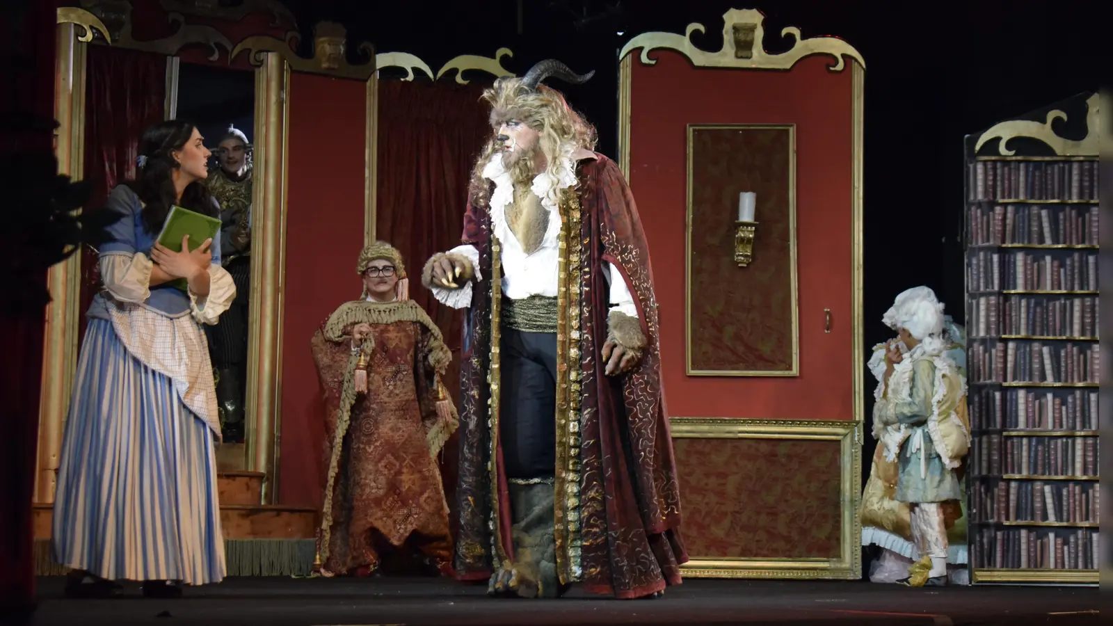 Nur die wahre Liebe von Bella (Vivian Bolay) kann den Zauber brechen und das Biest (Oliver Büschert) in einen Prinzen zurückverwandeln. (Foto: öz)