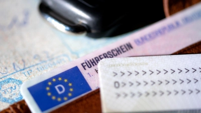 Zwei Männer bekommen ein Fahrverbot – einer der beiden hätte eigentlich nicht mehr am Lenkrad sitzen dürfen. (Symbolbild: Sven Hoppe/dpa)