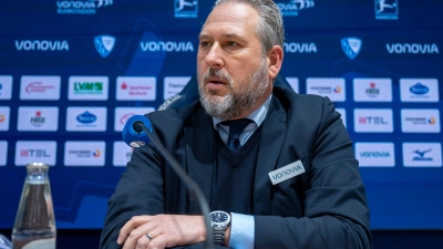 VfL Bochums Geschäftsführer Ilja Kaenzig kritisiert Ideen des FC Schalke 04 (Foto: David Inderlied/dpa)