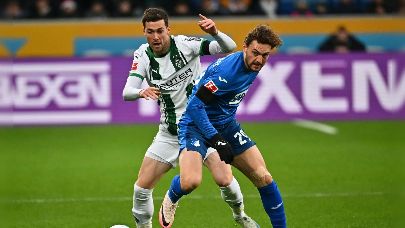 Bruun Larsen (r) und Joe Scally kämpfen um den Ball. (Foto: Jan-Philipp Strobel/dpa)